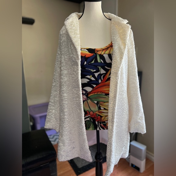 Carina Woman’s Textured Coat - Picture 2 of 10